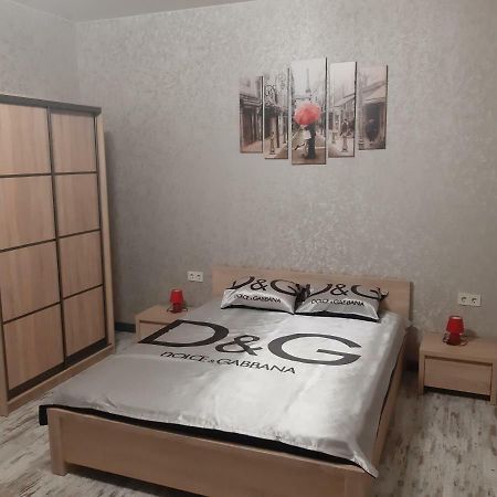 1 Stop From Railway Station Appartamento Kiev Esterno foto